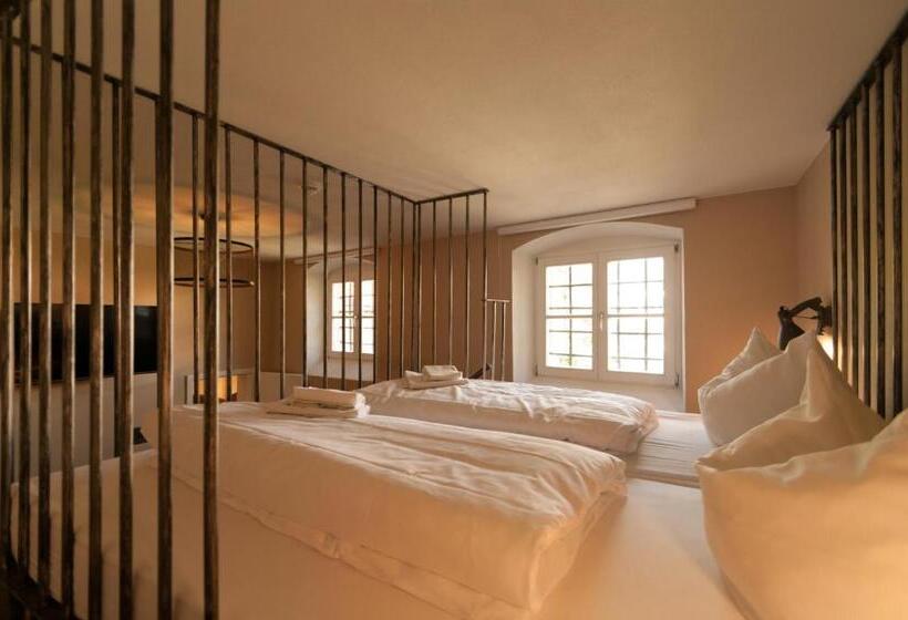 חדר דלוקס, Knast Hotel Fronfeste