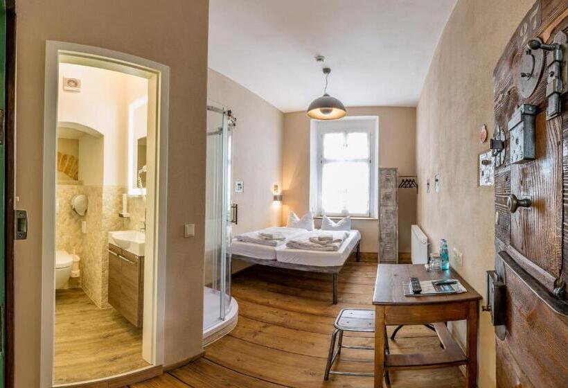 חדר דלוקס, Knast Hotel Fronfeste