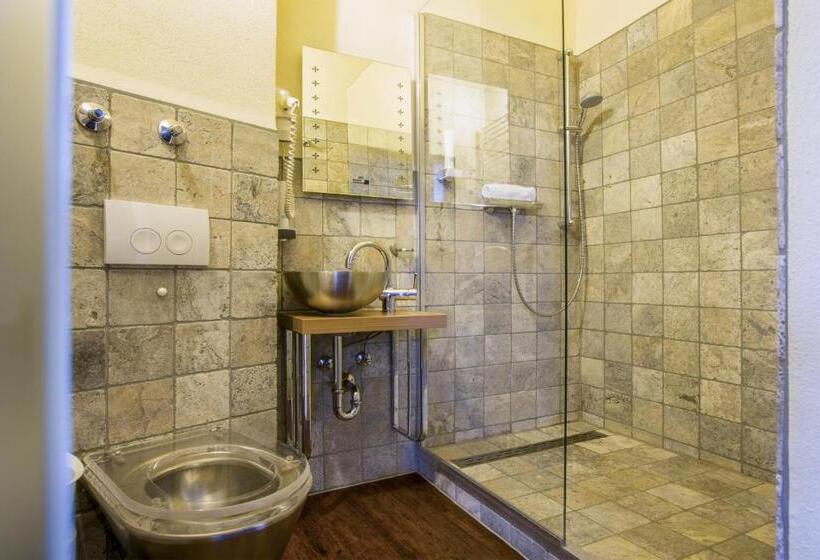 חדר דלוקס, Knast Hotel Fronfeste