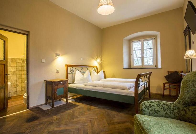 חדר דלוקס, Knast Hotel Fronfeste