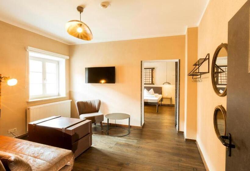 סוויטה, Knast Hotel Fronfeste