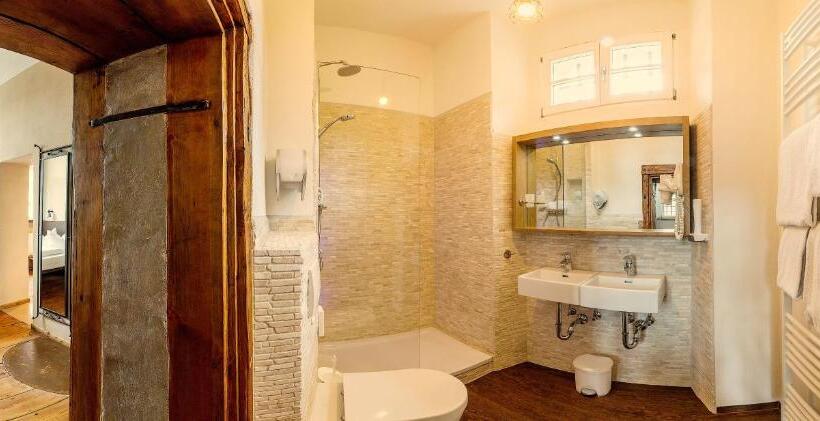 חדר דלוקס, Knast Hotel Fronfeste