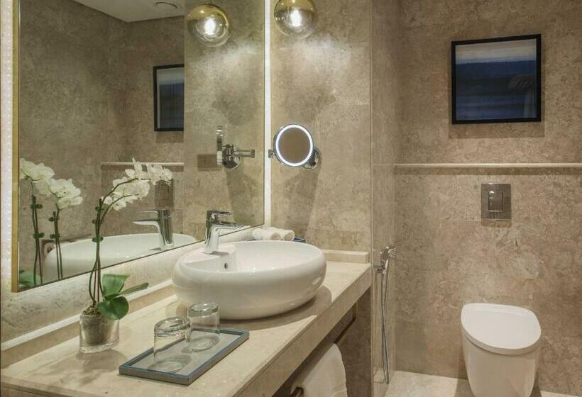 اتاق سوپریور با چشمانداز استخر, Maani Muscat Hotel & Suites