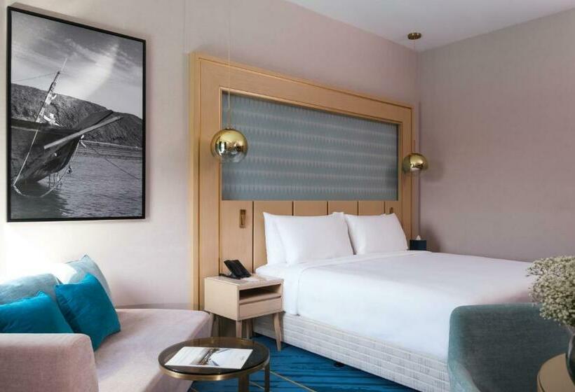 اتاق سوپریور با چشم‌انداز استخر, Maani Muscat Hotel & Suites