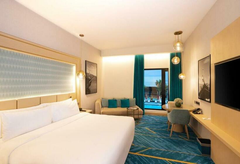 اتاق سوپریور با چشم‌انداز استخر, Maani Muscat Hotel & Suites