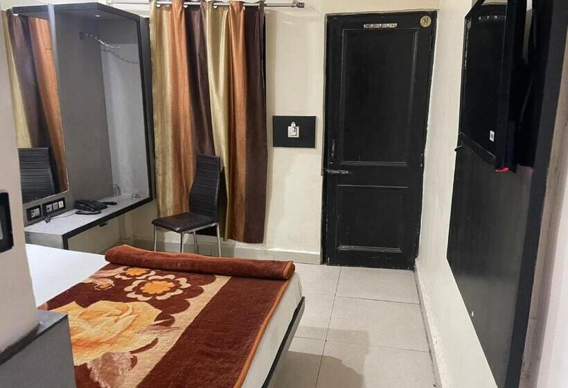 Номер Deluxe, Hare Krishna Main Bazar