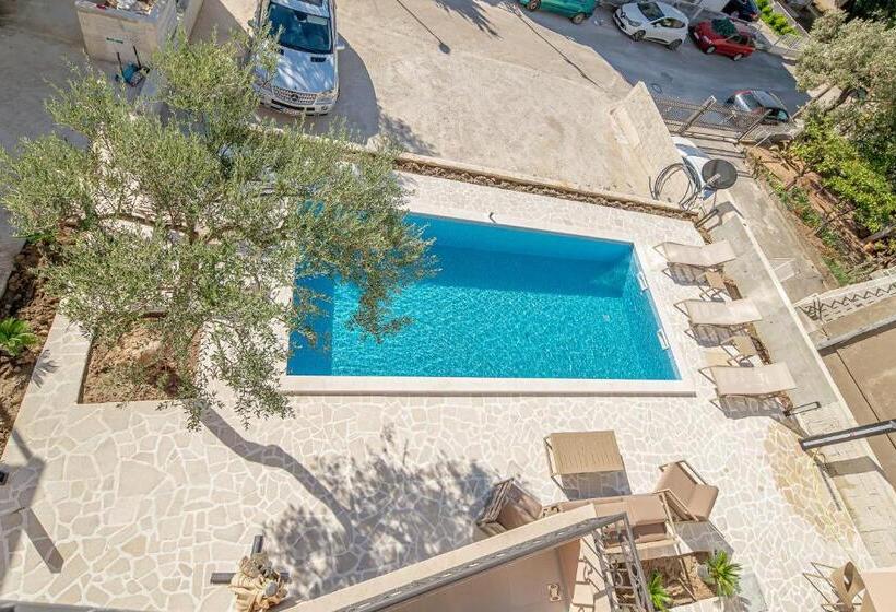 آپارتمان 1 خوابه با چشمانداز استخر, N&n Lux Guest House