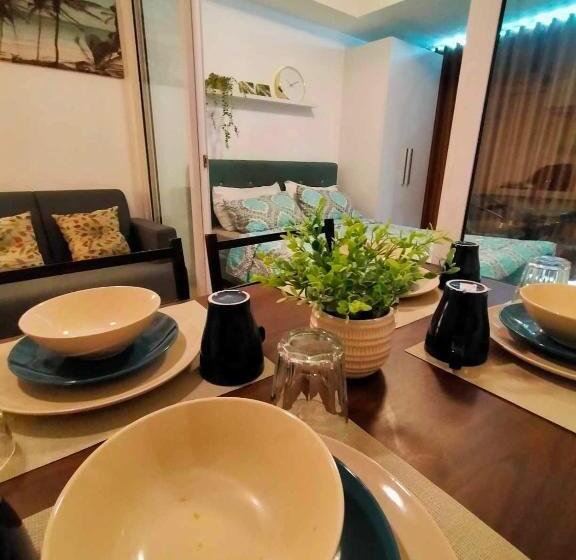 استودیو استاندارد با چشمانداز استخر, Residences In Azure Condominium Parañaque City Metro Manila
