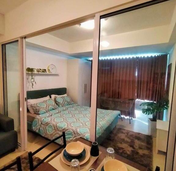 استودیو استاندارد با چشمانداز استخر, Residences In Azure Condominium Parañaque City Metro Manila