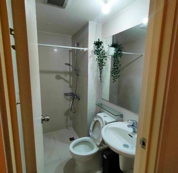 استودیو استاندارد با چشمانداز استخر, Residences In Azure Condominium Parañaque City Metro Manila