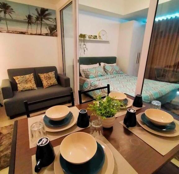استودیو استاندارد با چشمانداز استخر, Residences In Azure Condominium Parañaque City Metro Manila