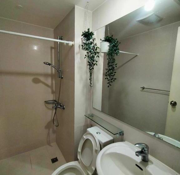 استودیو استاندارد با چشمانداز استخر, Residences In Azure Condominium Parañaque City Metro Manila