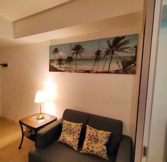 استودیو استاندارد با چشمانداز استخر, Residences In Azure Condominium Parañaque City Metro Manila