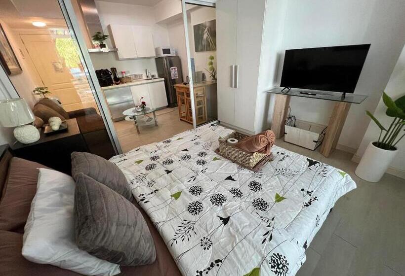 سوییت با چشمانداز استخر, Residences In Azure Condominium Parañaque City Metro Manila