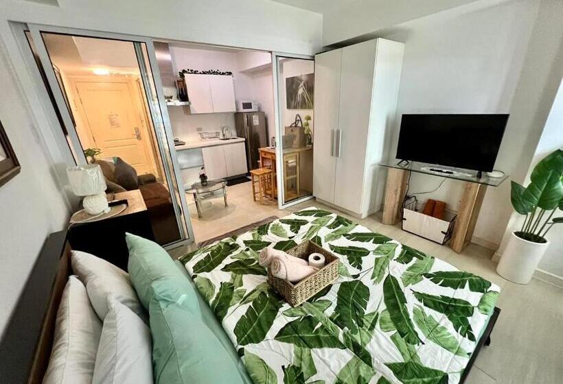 سوییت با چشمانداز استخر, Residences In Azure Condominium Parañaque City Metro Manila