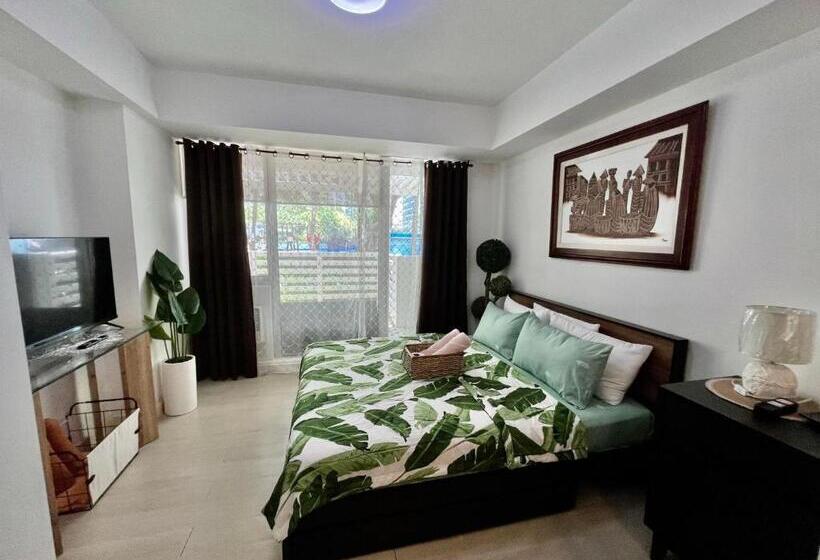 سوییت با چشمانداز استخر, Residences In Azure Condominium Parañaque City Metro Manila