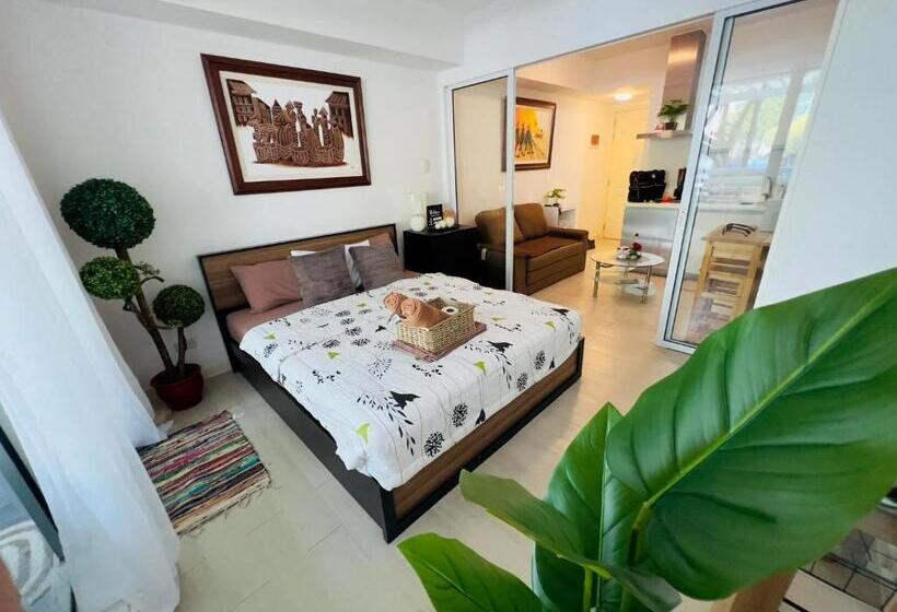 سوییت با چشمانداز استخر, Residences In Azure Condominium Parañaque City Metro Manila