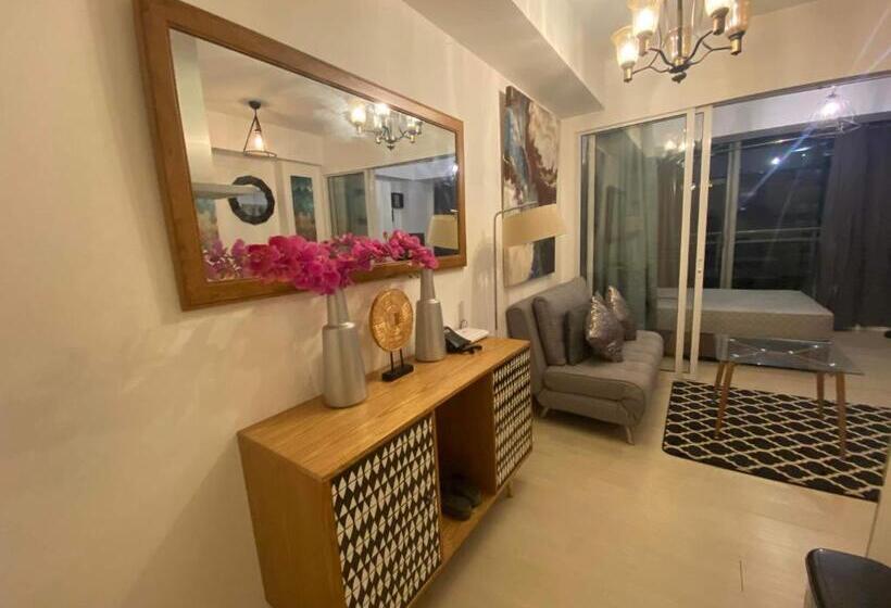 Quarto Deluxe Vista Piscina, Residences In Azure Condominium Parañaque City Metro Manila