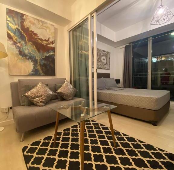 اتاق لوکس با چشمانداز استخر, Residences In Azure Condominium Parañaque City Metro Manila