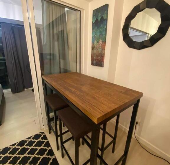 اتاق لوکس با چشمانداز استخر, Residences In Azure Condominium Parañaque City Metro Manila