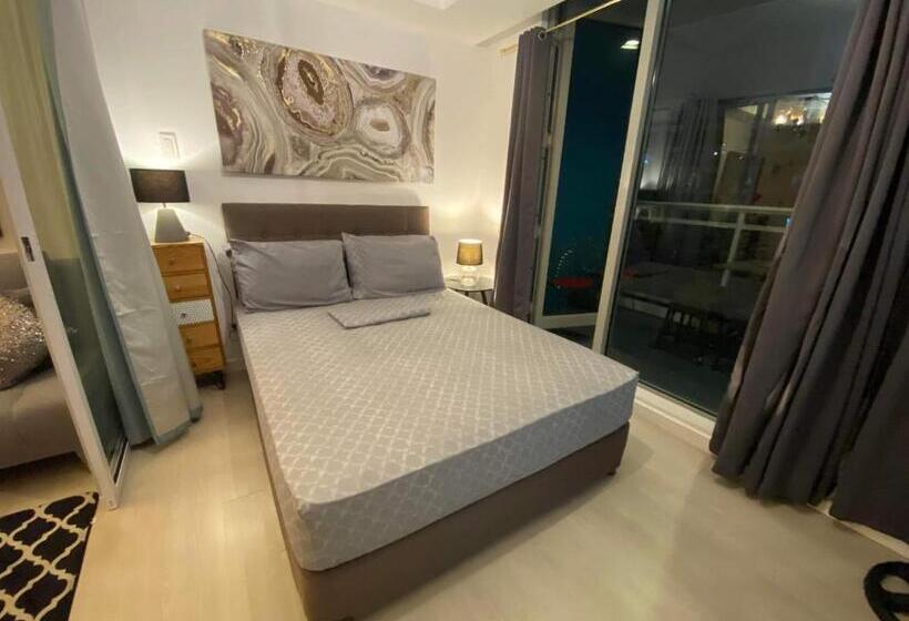 اتاق لوکس با چشمانداز استخر, Residences In Azure Condominium Parañaque City Metro Manila