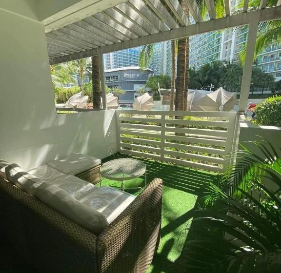 سوییت جونیور, Residences In Azure Condominium Parañaque City Metro Manila