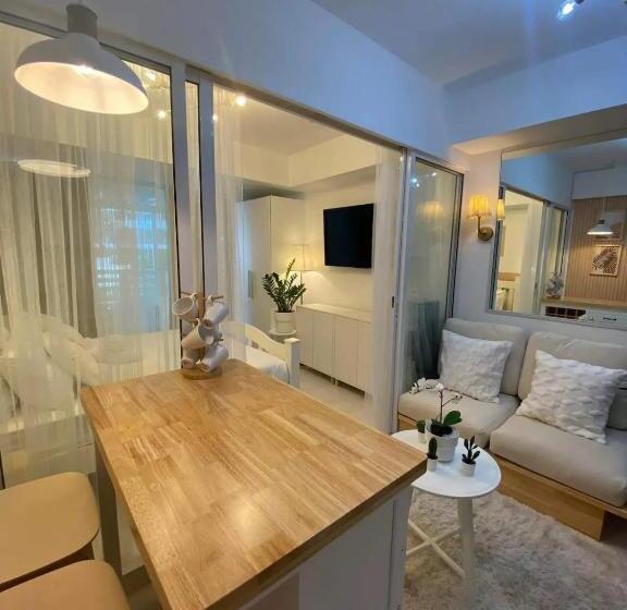 سوییت جونیور, Residences In Azure Condominium Parañaque City Metro Manila