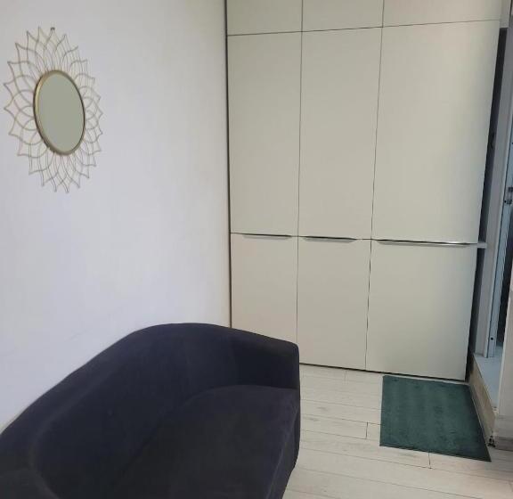 غرفة قياسية مزوَّدة بشُرفة, Zenlux