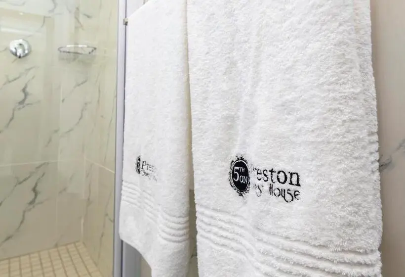 デラックスルーム, 5th On Preston Guest House