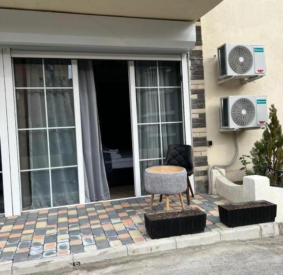 스탠다드 스튜디오, La Casa Hotel Yerevan