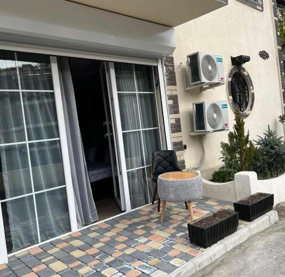 스탠다드 스튜디오, La Casa Hotel Yerevan