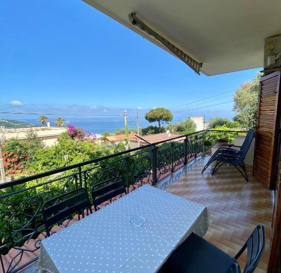 اتاق خانوادگی با چشم‌انداز دریا, Seascape   Noemi S Rooms