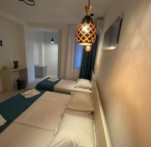 اتاق استاندارد سه تخته با بالکن, Infinity By Carla