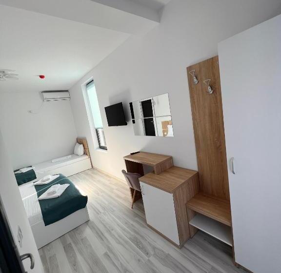 اتاق استاندارد سه تخته با بالکن, Infinity By Carla