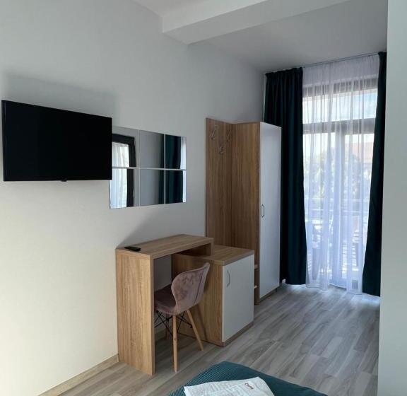 اتاق استاندارد سه تخته با بالکن, Infinity By Carla