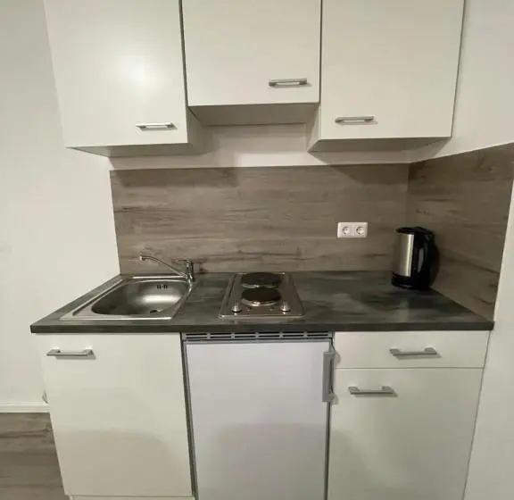 スタンダードスタジオ, Giulias Budget Haus