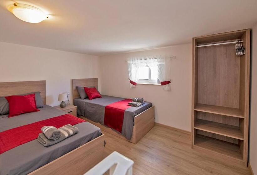 اتاق خانوادگی, Ta  Dun Martin And Taz Zija Bed And Breakfast