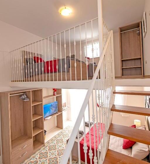 اتاق خانوادگی, Ta  Dun Martin And Taz Zija Bed And Breakfast