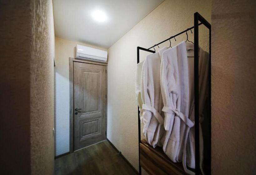 اتاق استاندارد سه نفره, Bessarion Boutique