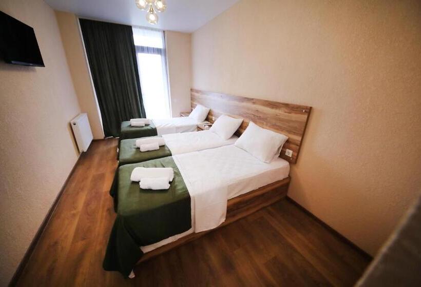 اتاق استاندارد سه نفره, Bessarion Boutique