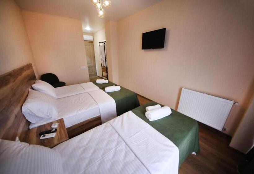 اتاق استاندارد سه نفره, Bessarion Boutique