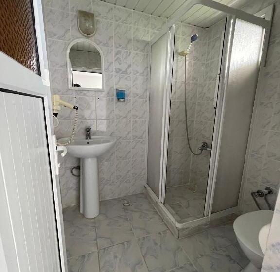 חדר סטנדרט לשלושה עם נוף לבריכה, İpsos Hotel Beldi̇bi̇