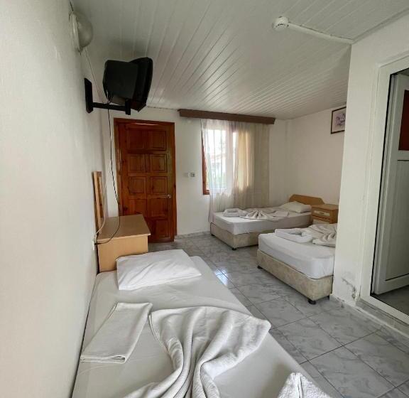 חדר סטנדרט לשלושה עם נוף לבריכה, İpsos Hotel Beldi̇bi̇