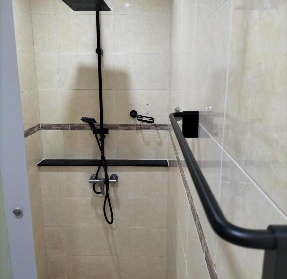 이코노미 룸, La Piccola Kata