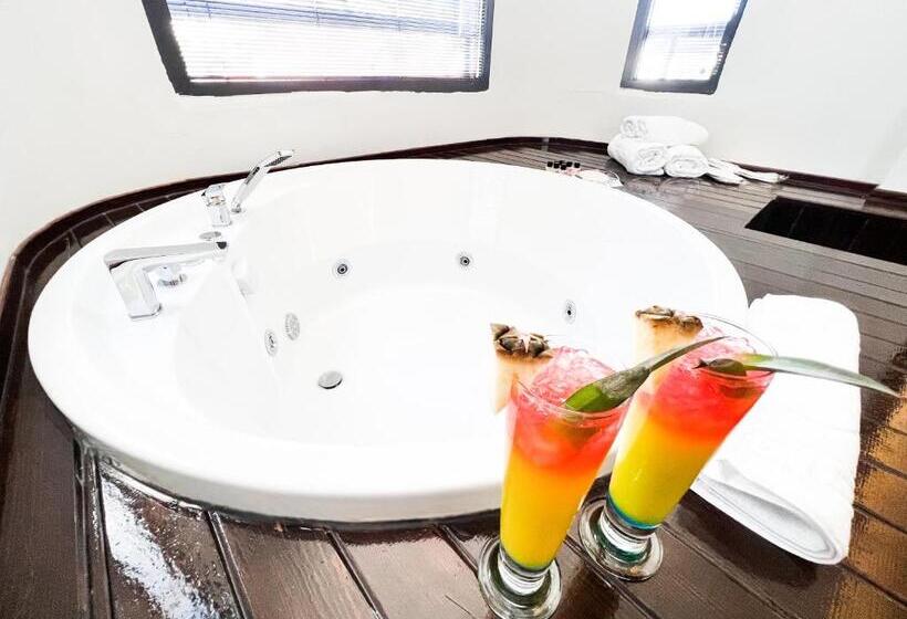 مجموعه ویستا شهر, Nira Boutique