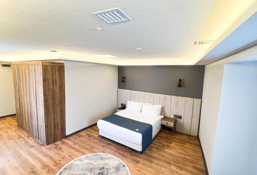 مجموعه ویستا شهر, Nira Boutique