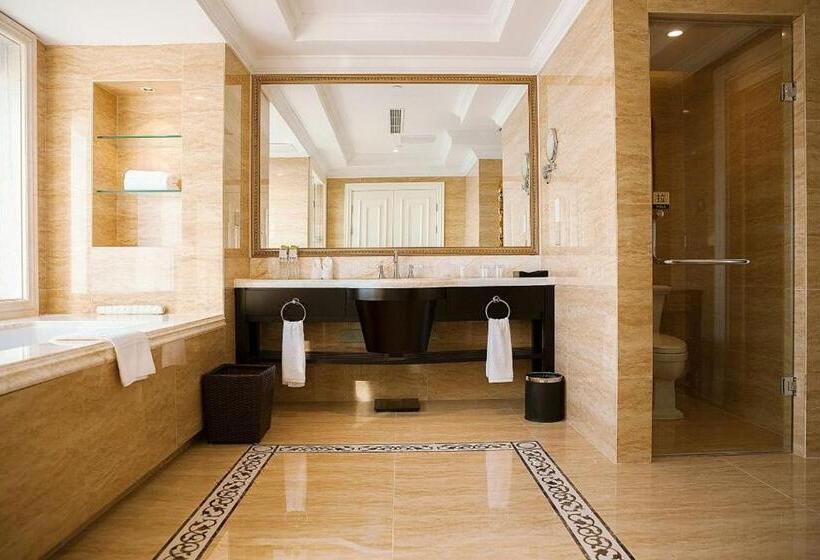 سوئیت با تخت بزرگ, Qingdao Jinshi International