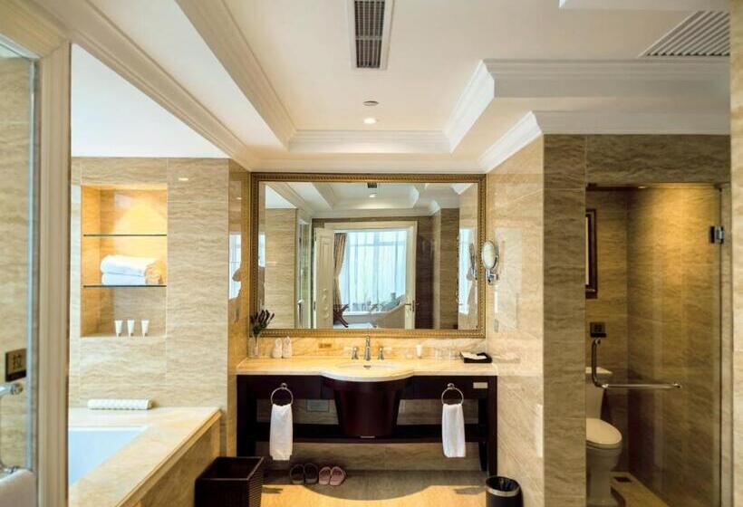 سوئیت با تخت بزرگ, Qingdao Jinshi International