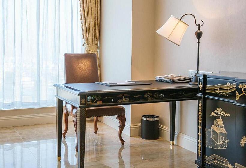 سوئیت با تخت بزرگ, Qingdao Jinshi International