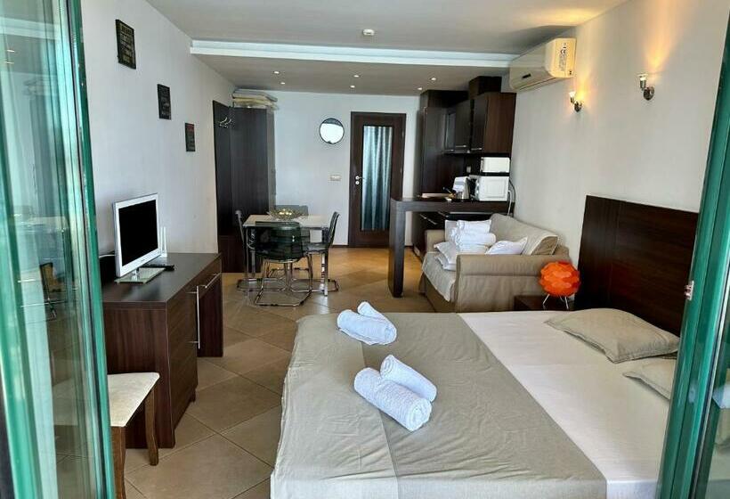Апартаменты 1 Спальня Вид на Бассейн, Home Sweet Home Black Sea View